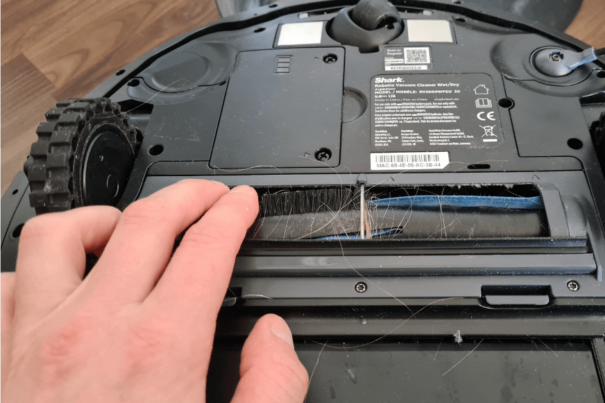 Haare haben sich um die Bürste eines Shark Saugroboters gewickelt.